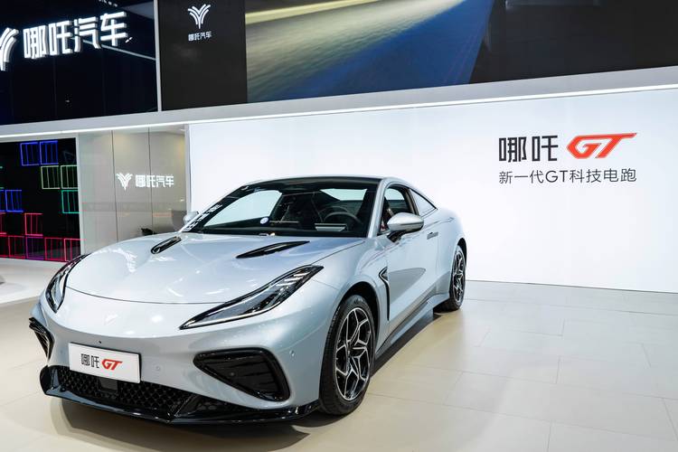 重庆233哪吒汽车在智能汽车领域的表现，领途汽车在新能源汽车市场中的影响力